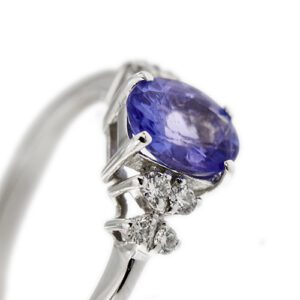 zoom dettaglio tanzanite e diamanti su anello oro bianco