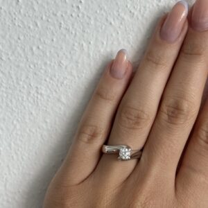 Foto gioiello indossata: anello solitario contrarie in oro bianco con diamante