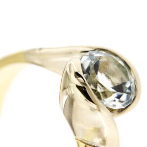 zoom dettaglio acquamarina su anello contrarie due ori