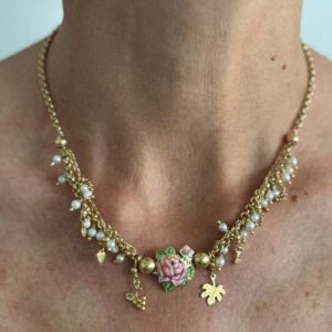 Foto gioiello indossata: collana oro giallo maglia rolò brand Gabriella Rivalta, collana con perle e ciondoli con centrale fiore smaltato