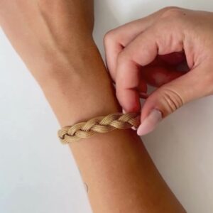 Foto gioiello indossata: bracciale intrecciato in oro