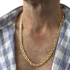 Foto gioiello indossata: collana maglia a S in oro giallo