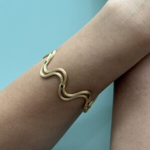 Foto gioiello indossata: bracciale ondulato in oro giallo