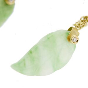 zoom dettaglio giada e diamante su orecchini pendenti in oro giallo