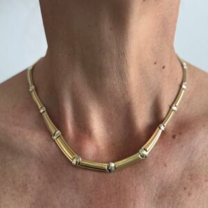 Foto gioiello indossata: collier a segmenti in oro